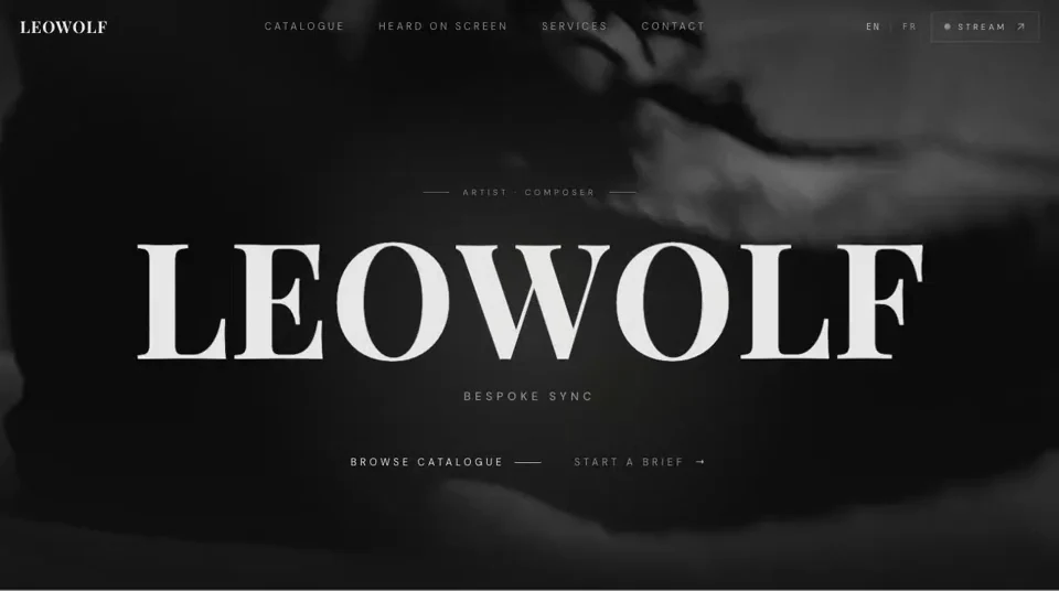 Page d'accueil de Leowolf Music : titre monumental en blanc sur une photographie noir et blanc